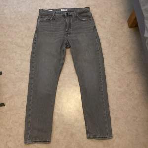 Helt nya jeans får Jack&jones , aldrig använda och är i storlek 31/32.