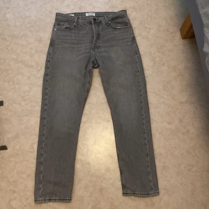 Gråa jeans  - Helt nya jeans får Jack&jones , aldrig använda och är i storlek 31/32.