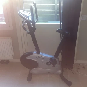 Träningscykel  - Sliten vid handtagen men annars är den perfekt! Säljer den då den ej kommer till användning 