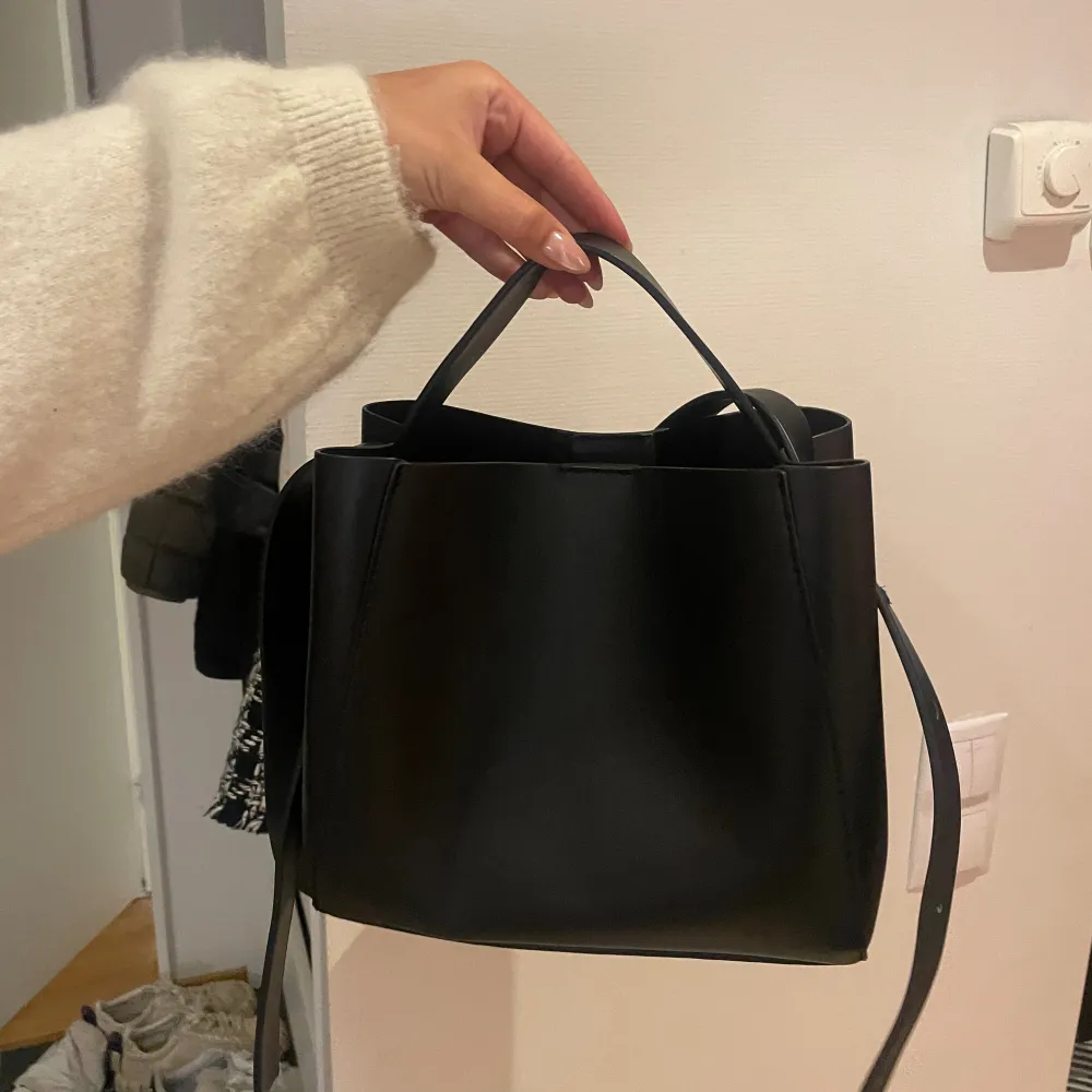 Säljer denna väska från Gina Tricot, har gjort egna hål för att få banden kortare. . Accessoarer.