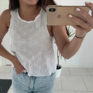 Vit topp - Jättefin vit topp med blommönster perfekt till sommaren!💘 Från Hollister, strl XS