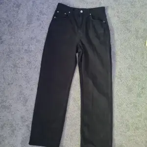 Svarta baggy jeans.köpte dom för 400 kr. Ge föreslag på pris om ni vill.
