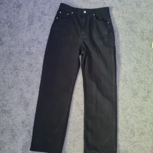 Baggy jeans - Svarta baggy jeans.köpte dom för 400 kr. Ge föreslag på pris om ni vill.