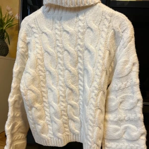 Sticka polo - Vit stickad polotröja från bikbok. Storlek XS. Aldrig använd. 