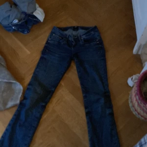 LTB jeans  - Säljer mina super fina ltb jeans för att dom inte kommer till användning. Dom är i bra skick men har en liten defekt (bild 3). Går att laga lätt💞 priset kan diskuteras vid snabb affär