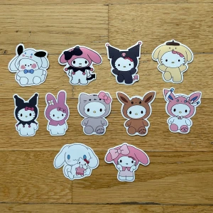 Hello kitty klistermärken  - Klistermärken designade av lovelyhomecraft 🌸🩷 8 kr/styck eller mängdrabatt 5 st för 35 & 10 st för 65 kr!   Finns två storlekar av varje design! , ca 5,5 cm & 4 cm! Se bild 3 för jämförelse 🩷 Frakt: 18 kronor! 