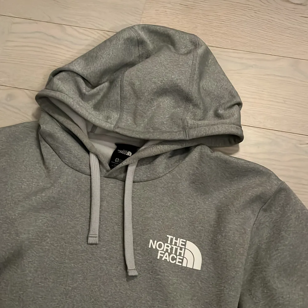 The north face hoodie storlek Large. Säljer pga för liten. Skick 10/10 oanvänd! Köpt på boozt. Tunnt och bekvämt material. Fraktar samma dag som beställningen! . Hoodies.