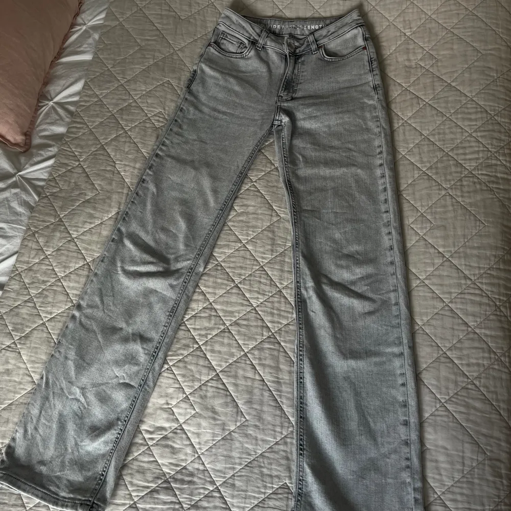Jättesnygga gråa mid waist jeans från bikbok💗 pris går att diskutera💗. Jeans & Byxor.
