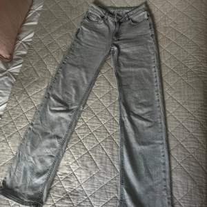 Jättesnygga gråa mid waist jeans från bikbok💗 pris går att diskutera💗