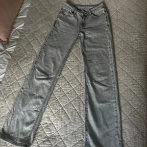 Jeans  - Jättesnygga gråa mid waist jeans från bikbok💗 pris går att diskutera💗
