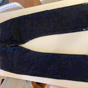 Perfekta carhart jeans med str8 leg passform dessutom lite baggy inga fel eller liknade bara extremt snygga 🤩