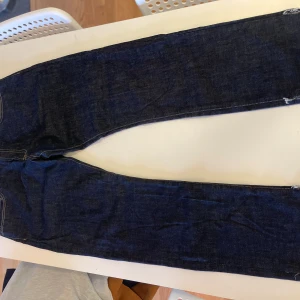 Carhart jeans  - Perfekta carhart jeans med str8 leg passform dessutom lite baggy inga fel eller liknade bara extremt snygga 🤩