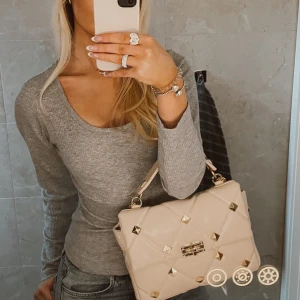 Långärmad tröja! Intimissimi DUPE - Säljer min fina och nästan oanvända långärmade tröja. Tight passform och perfekt till lågmidjade jeans 🫶🏼