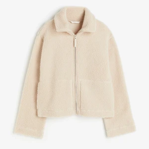 Teddy jacka  - Säljer denna Teddy jackan från hm! Färgen är beige och är slutsåld på hemsidan. Storleken är large men den sitter snyggt oversized på mig som vanligtvis bär s-m.🌟🔥🫶🏼❤️