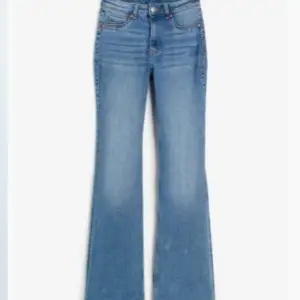 Jätte fina blåa Mid waist jeans från H&M Använda fåtal gånger, Storlek 34 (är 165 cm)💗 Säljs för kommer inge till användning 