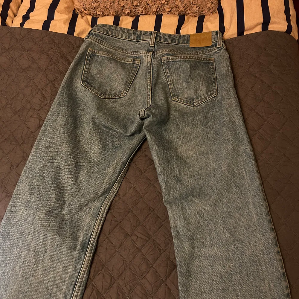 Raka jeans från Weekday. Väl använda men i bra skick. De är lite lösare i midjan. Säljer för att den inte kommer till användning!💘. Jeans & Byxor.