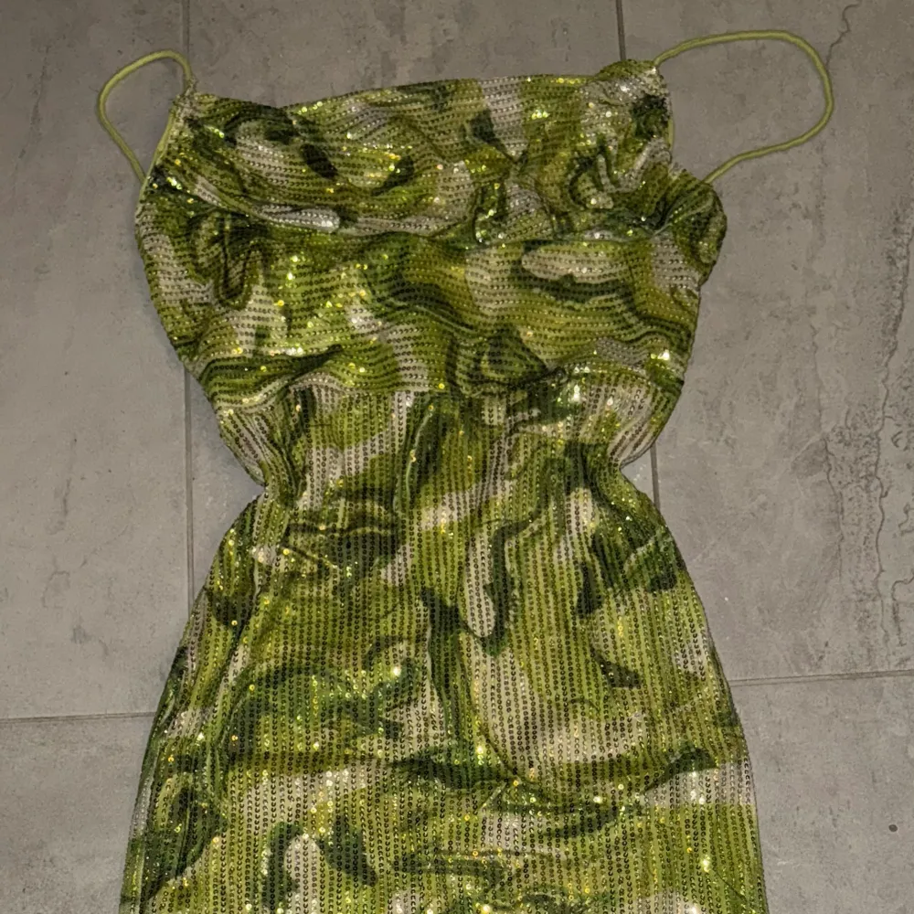 Grön mönstrad paljett klänning från Shein  Storlek M Aldrig använd endast testad. Klänningar.