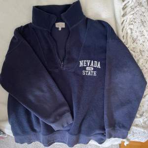En varm och mysig marinblå sweater med half zip från pull&bear💗använd 3-4 gånger för förra sommarn☺️✌🏼