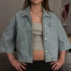 Trekvartsärmad jeansjacka - Supersnygg trekvartsärmad jeansjacka från selected femme som är perfekt till våren/sommaren.