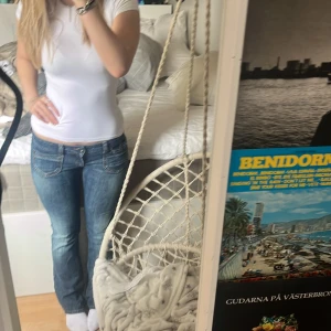 bootcut Stockholmsstil lågmidjade lowwaist jeans  - Superfina lågmidjade bootcut jeans. Perfekt med en mesh leopard spets genomskinlig topp!