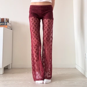 Vinröda spetsbyxor  - Så sjukt snygga vinröda spetsbyxor, köpta secondhand pch står tyvärr inget märke i, shortsen medföljer om man önskar med det är bara ett par tishts jag klippt av🥰 jag är 175