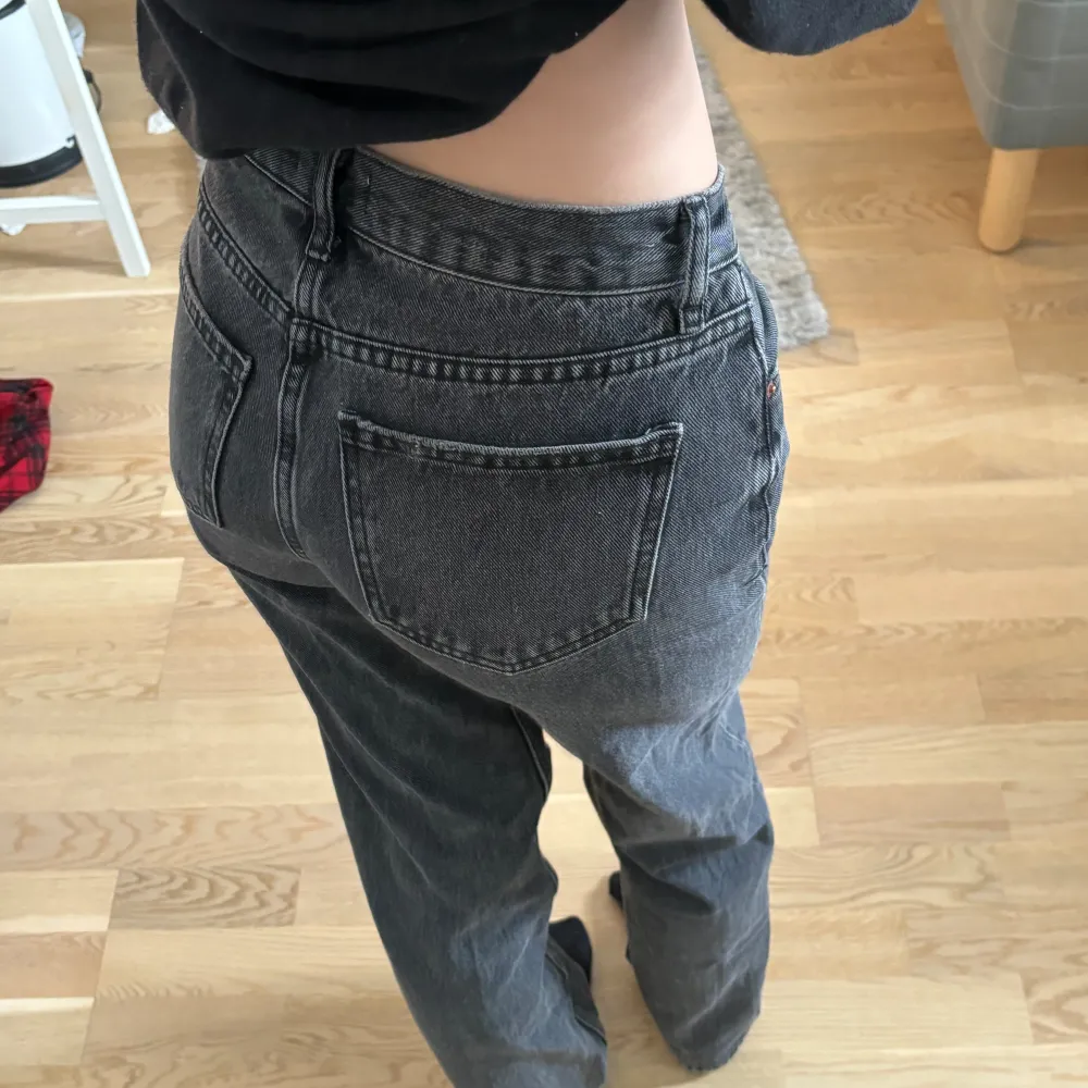 Hej säljer dessa super snygga byxor ifrån Gina tricot❤️ Dom är lite för små för mig så därför säljer jag, dom är i jätte fint skick och sparsamt använda💕 skriv för frågor och mer bilder.. Jeans & Byxor.