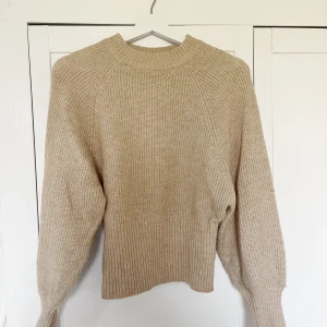 Stickad tröja  - Stickad tröja i beige/brun färg. Matchar till det mesta. Storlek S🩷