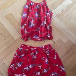 Shorts och linne röda med blommor på säljer 35 st och 60 tillsammans!💓💓står att de är stl L men sitter som S💓