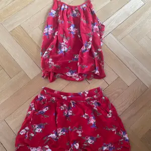 Shorts och linne röda med blommor på säljer 35 st och 60 tillsammans!💓💓står att de är stl L men sitter som S💓