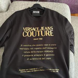 Versace tröja som är mycket bra skick 