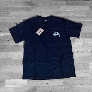 Stussy T-shirt  - Stüssy T-shirt som är helt ny! Storlek S herr men stor i storleken! Vid frågor och eller funderingar tveka inte på att hör av dig! 🤩🔥