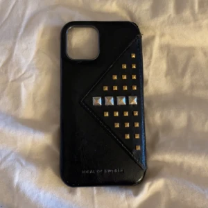 Mobilskal med nitar - Jätte snyggt mobilskal med korthållare från ideal of sweden. Silver färgen på nitarna har försvunnit men är guldiga nu🩷 Passar iphone 12, 12 pro org pris 700kr