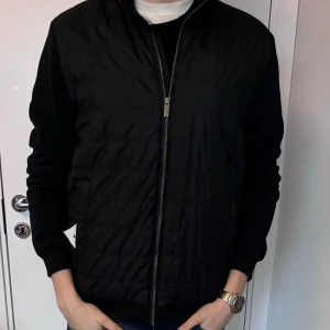 Bläck vårjacka - Säljer nu min bläck vårjacka! Modellen är 181cm och bär storlek M. Jackan är perfekt för våren och den är i ett mycket bra skick. Nypris 1300kr. Mitt pris 500kr