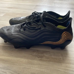 Adidas copa - Säljer mina gamla adidas copa i storlek 39 och 1/3. Skicket är 7,5/10. Endast skorna tillkommer. Nypris runt 2500 mitt pris 349. Skriv ett pm om ni har några frågor!