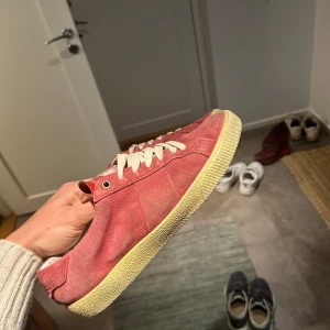 Saint Laurent sneakers - Schyssta Saint Laurent skor⭐️Perfekta nu till våren och sommaren🍁💫Bra skick, innersulan kan bytas. Nypris på dessa ligger på 5000 kr. Mitt pris: Endast 1399 kr🤩(sista bild lånad)