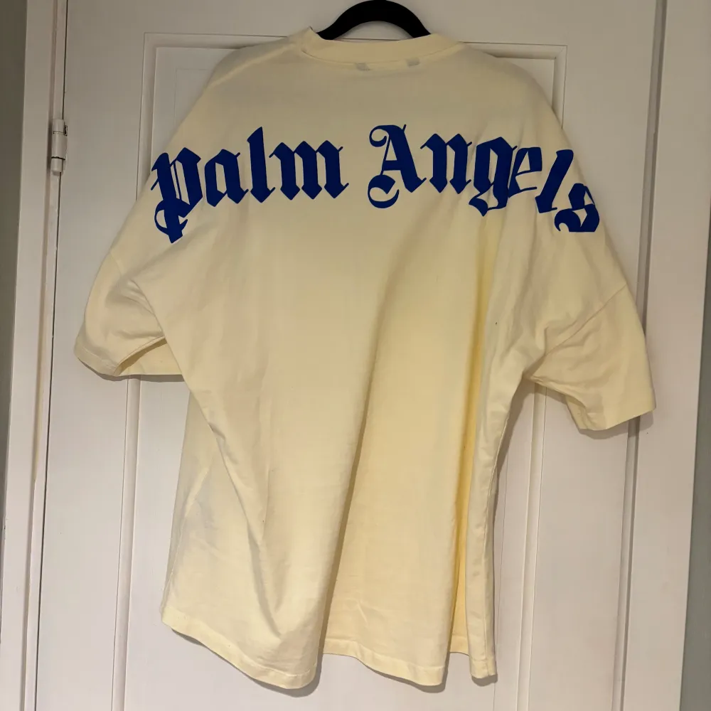 Fin Palm Angels t-shirt i storlek XL men passar även L.  Har haft på mig den en gång sen jag köpte den i somras så den är i 10/10 skick. . T-shirts.