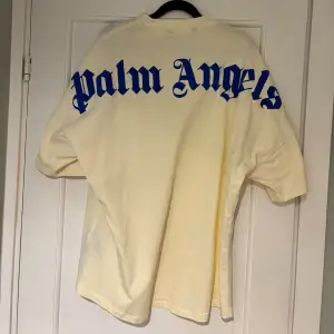 Fin Palm Angels t-shirt i storlek XL men passar även L.  Har haft på mig den en gång sen jag köpte den i somras så den är i 10/10 skick. 