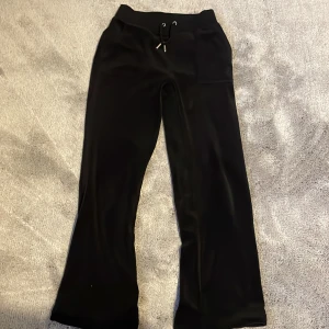 Svarta byxor byxor  - ett par svarta juicy byxor i storlek xxs, som är dock uppsydda en bit.