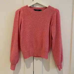 Stickad tröja från Vero Moda i en stark rosa färg. I använt skick men fortfarande väldigt fint utan skador. Storlek XS