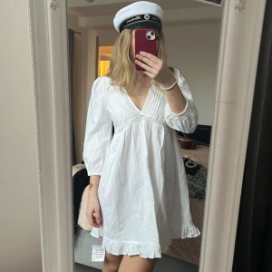 Studentklänning  - Säljer denna jättefina klänningen som var tänkt till min student men köpte en annan. Så därför aldrig använd och lapparna kvar. Nypris 469. Denna är i storlek 34 men brukar vanligtvis ha 36! 🤍🤍🤍 