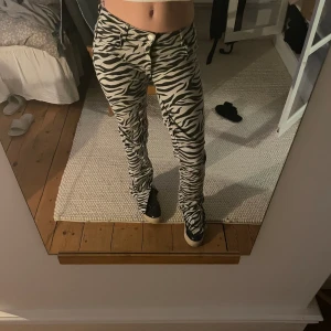 Zebra jeans - Så coola zebra jeans från bershka insydda i benen så att dem ska bli mer lågmidjade