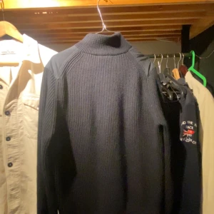 Reiss cardigan  - En fett cardigan till vår och sommarn storlek M passar även s skulle jag tro köpt i England kvitto medföljs 