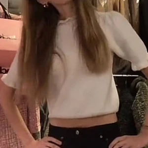 Söt tröja - Supersöt stickad tröja från Lindex med fina detaljer. Använd ett fåtal gånger men inga defekter.