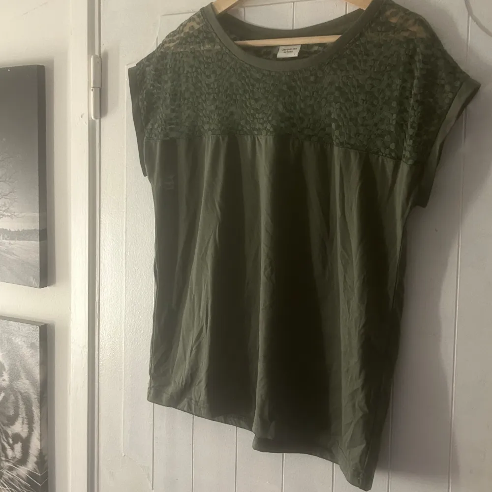 Jättefin tröja med spets över axlarna, skulle säga olivgrön. Strlk L.. T-shirts.