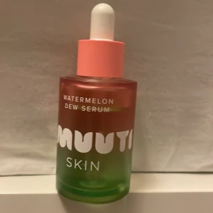 smuuti serum - mitt nästan helt oanvända serum från smuuti. Har inte nuddat pipetten mot huden. Säljer eftersom den inte var så bra MiN hud. 💗