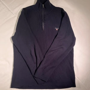 Gant Half zip - Riktigt snygg Halfzip i Storlek Medium, passar bra om du är 180-185, normal vikt | Nypris: ~ 1200kr | Vårt pris: 449kr | Skick:10/10 |  Färg: Marinblå | Kontakta vid minsta fundering