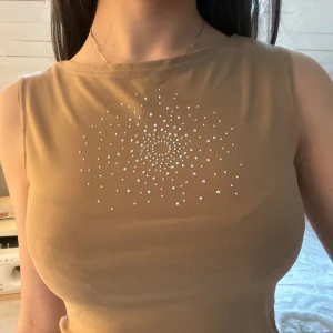 Gullig topp - Y2k topp med strass från sellpy💋