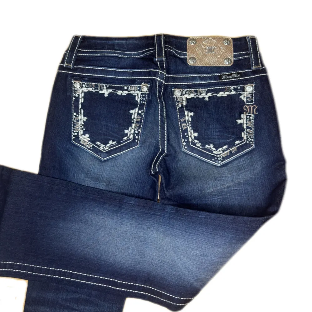 Miss Me jeans i modellen ”Signature/ boot” midjemåttet rakt över är 37cm. Ytterbenet 105cm och innerbenet 85cm. Jeansen är som nya. Kontakta vid intresse!. Jeans & Byxor.