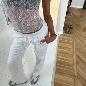 Linnebyxor - Jättesnygga vita linnebyxor, ser nästan ut som de från alobha😍😍de är lågmidjade och inte genomskinliga. Säljer då de är för långa på mig😭 står xxs/eu32 på men tycker de är stora i storleken. Innerbenslängd: 81/82cm ish ANVÄND KÖP NU