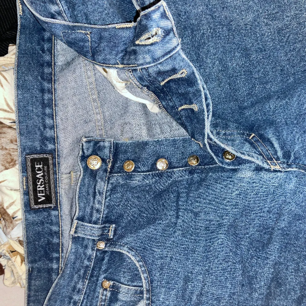 Vintage Versace-jeans. Orginalknapparna är fortfarande på. Osäker vad modellen kallas, ifall det är raka jeans. Hör av er ifall ni undrar något!. Jeans & Byxor.
